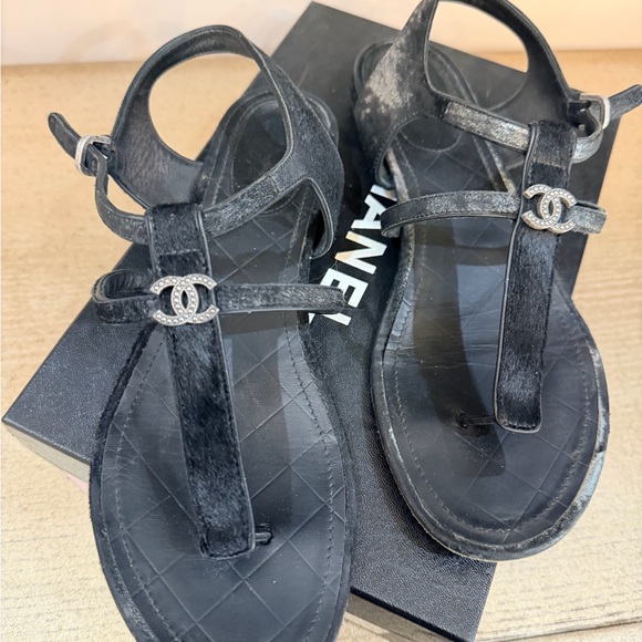 CHANEL Black Woman T-Strap Sandals with CC Charm - Picture 2 of 4